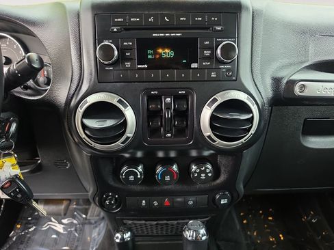 Used 2018 Jeep Wrangler Unlimited Sahara w/ Connectivity Group AWD/4WD image 11