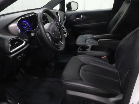 Certified 2025 Chrysler Pacifica Select FWD image 9