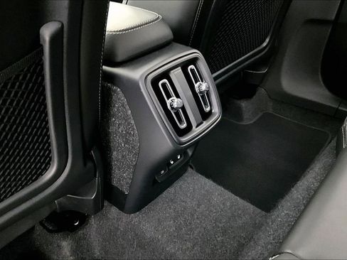 Certified 2025 Volvo XC40 B5 Core image 29