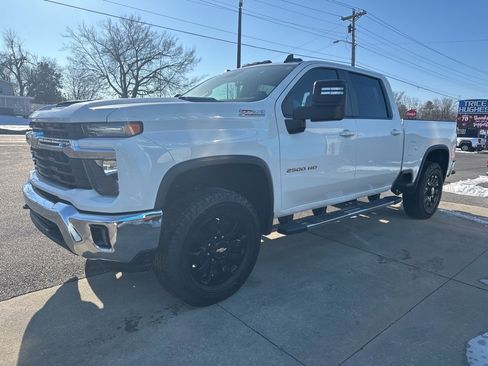 Used 2024 Chevrolet Silverado 2500 LT image 5
