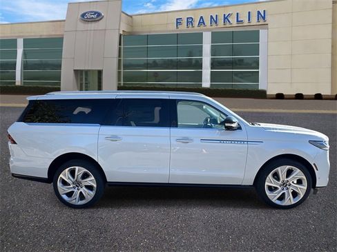 New 2025 Lincoln Navigator L Reserve image 8