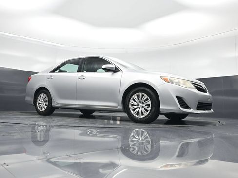 Used 2014 Toyota Camry LE FWD image 3