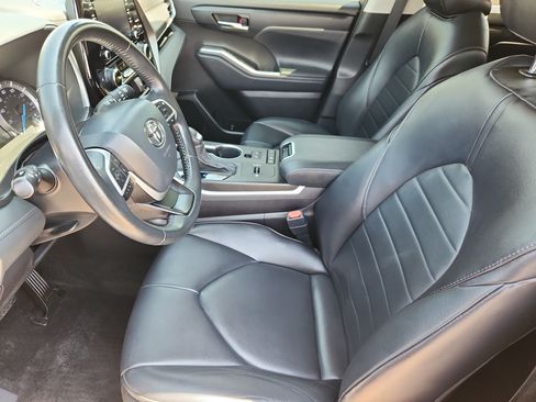 Used 2022 Toyota Highlander XLE FWD image 9
