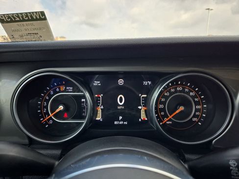 Used 2018 Jeep Wrangler Unlimited Sahara AWD/4WD image 30
