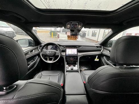 New 2025 Jeep Grand Cherokee L Limited image 32