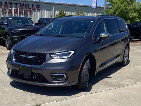 Used 2023 Chrysler Pacifica Limited FWD image 3