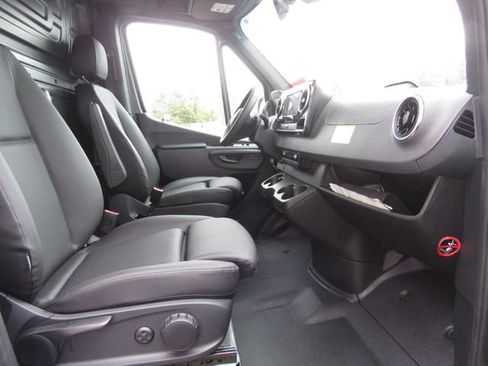 Used 2025 Mercedes-Benz Sprinter 2500 image 15