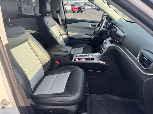 Used 2023 Ford Explorer XLT w/ Equipment Group 202A AWD/4WD image 14