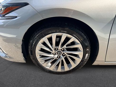 Used 2021 Lexus ES 300h Ultra Luxury w/ Accessory Package 2 FWD image 10