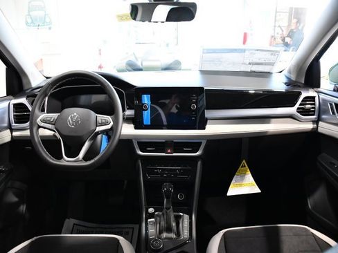 New 2026 Volkswagen Taos SE image 15