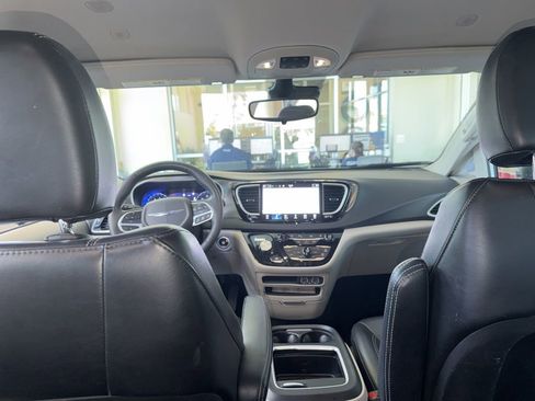 Used 2023 Chrysler Pacifica Touring-L FWD image 10