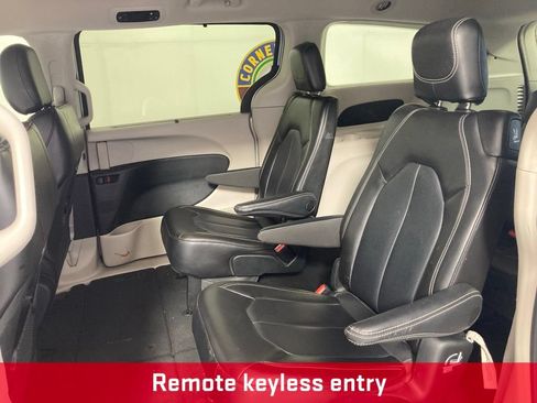 Used 2023 Chrysler Pacifica Touring-L FWD image 14