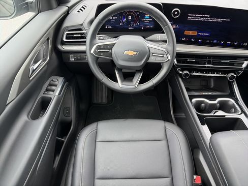 Used 2025 Chevrolet Traverse LT w/ Driver Confidence Package FWD image 15