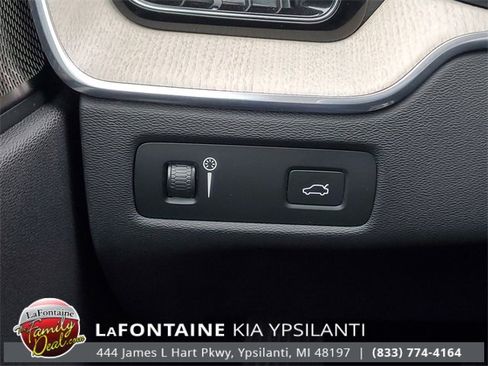 Used 2022 Volvo XC60 B6 Inscription w/ Protection Package Premier image 17