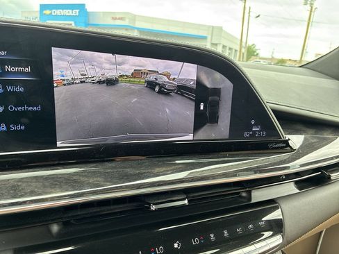 Used 2023 Cadillac Escalade Premium Luxury AWD/4WD image 16