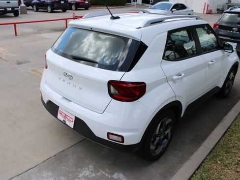 Used 2025 Hyundai Venue SEL FWD image 11