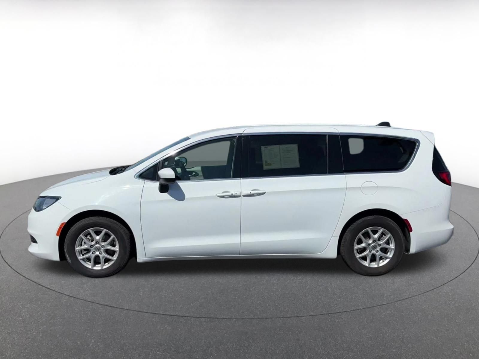 Used 2023 Chrysler Voyager LX FWD image 8