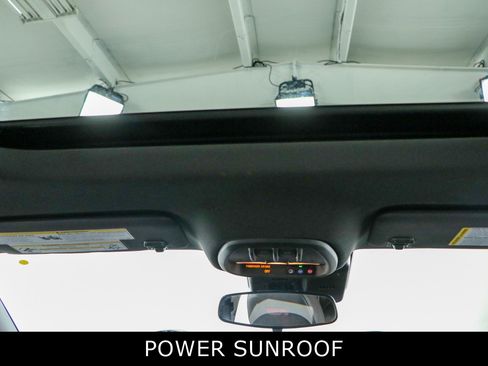 Used 2025 Chevrolet Trax RS w/ Sunroof Package FWD image 21