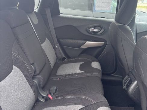 Used 2018 Jeep Cherokee Latitude w/ Safety Group AWD/4WD image 9