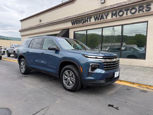 Used 2026 Chevrolet Traverse LT AWD/4WD image 1