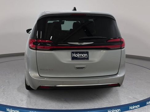 Used 2024 Chrysler Pacifica Touring-L FWD image 7
