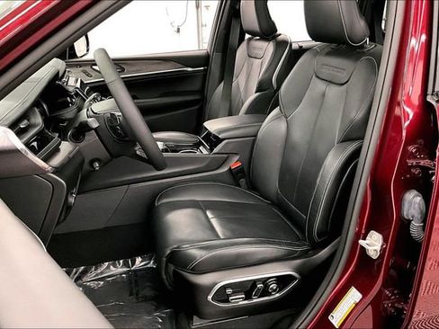 Used 2024 Jeep Grand Cherokee Overland w/ Luxury Tech Group IV image 24