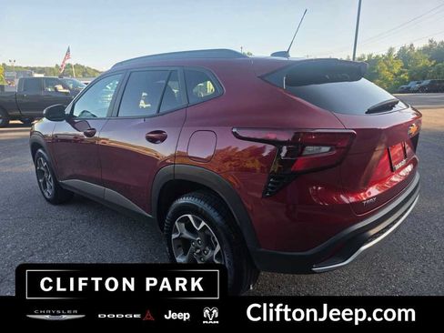 Used 2025 Chevrolet Trax LT FWD image 6