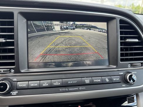Used 2017 Hyundai Elantra Limited w/ Limited Tech Package 04 FWD image 16