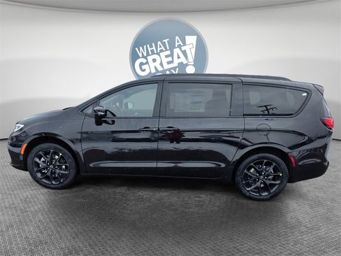 New 2026 Chrysler Pacifica Select w/ S Appearance Package image 9