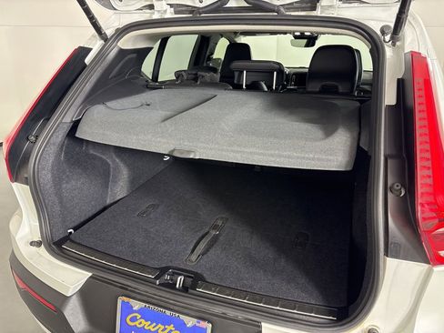 Used 2025 Volvo XC40 B5 Plus image 17