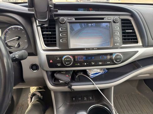 Used 2018 Toyota Highlander XLE AWD/4WD image 10