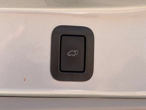 Used 2019 Toyota Highlander Limited FWD image 21