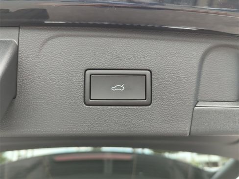 New 2025 Volkswagen Atlas SE image 17