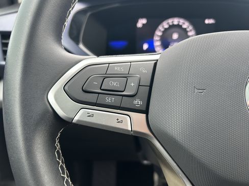 Certified 2022 Volkswagen Taos SE w/ Panoramic Sunroof Package image 18