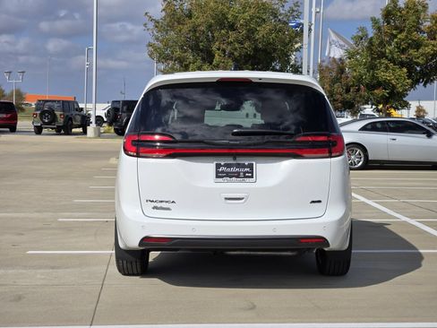 New 2026 Chrysler Pacifica Select AWD/4WD image 7