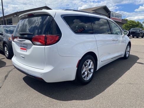 Used 2018 Chrysler Pacifica Touring-L w/ Advanced Safetytec Group FWD image 2
