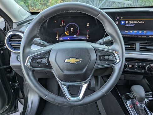 Used 2025 Chevrolet Trax LT w/ LT Convenience Package image 17