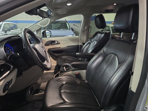 Used 2023 Chrysler Pacifica Touring-L FWD image 18