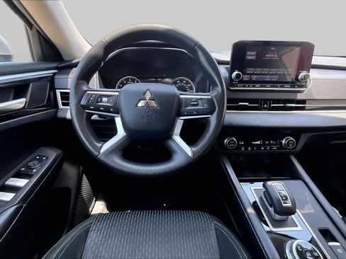 Used 2023 Mitsubishi Outlander ES FWD image 10