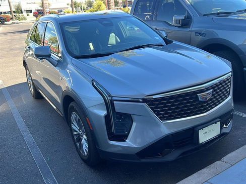 Used 2024 Cadillac XT4 Premium Luxury image 2
