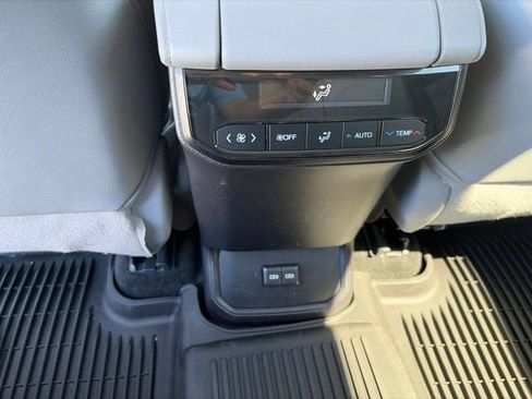 Used 2022 Toyota Highlander XLE AWD/4WD image 19