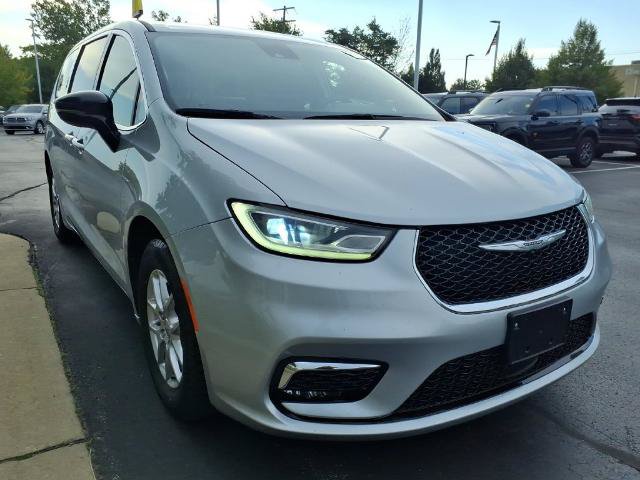 Used 2024 Chrysler Pacifica Touring-L FWD image 3