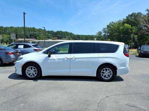 Used 2024 Chrysler Pacifica Touring-L FWD image 2