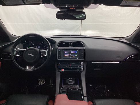Used 2018 Jaguar F-PACE S image 25