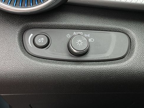 Used 2025 Chevrolet Trax LT w/ LT Convenience Package image 25