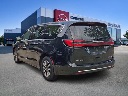 Used 2023 Chrysler Pacifica Touring-L FWD image 4