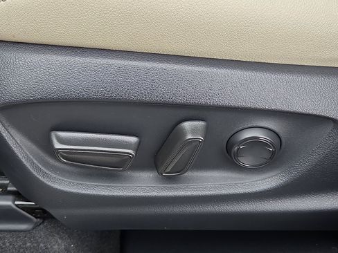 Used 2024 Toyota Corolla Cross XLE image 14