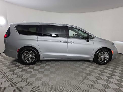 Used 2024 Chrysler Pacifica Limited image 9