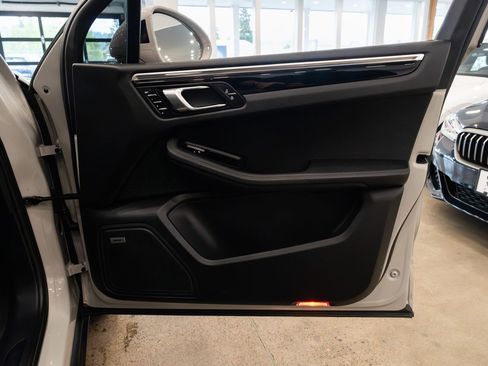Used 2022 Porsche Macan w/ Premium Package Plus AWD/4WD image 24