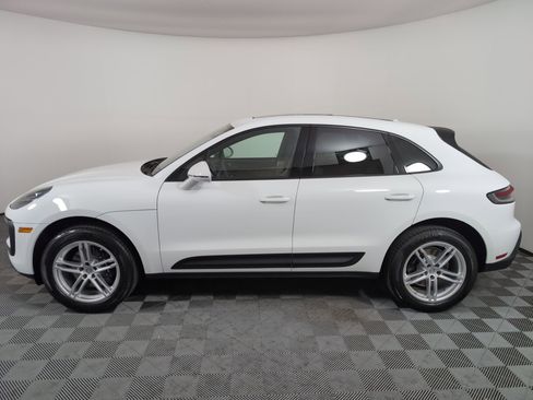 Certified 2025 Porsche Macan image 2